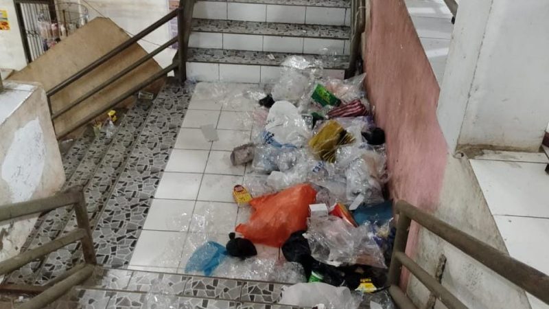 Sampah Ditumpuk Sembarangan di Pasar Sentral Pinrang, Warga Minta Pemerintah Beri Perhatian