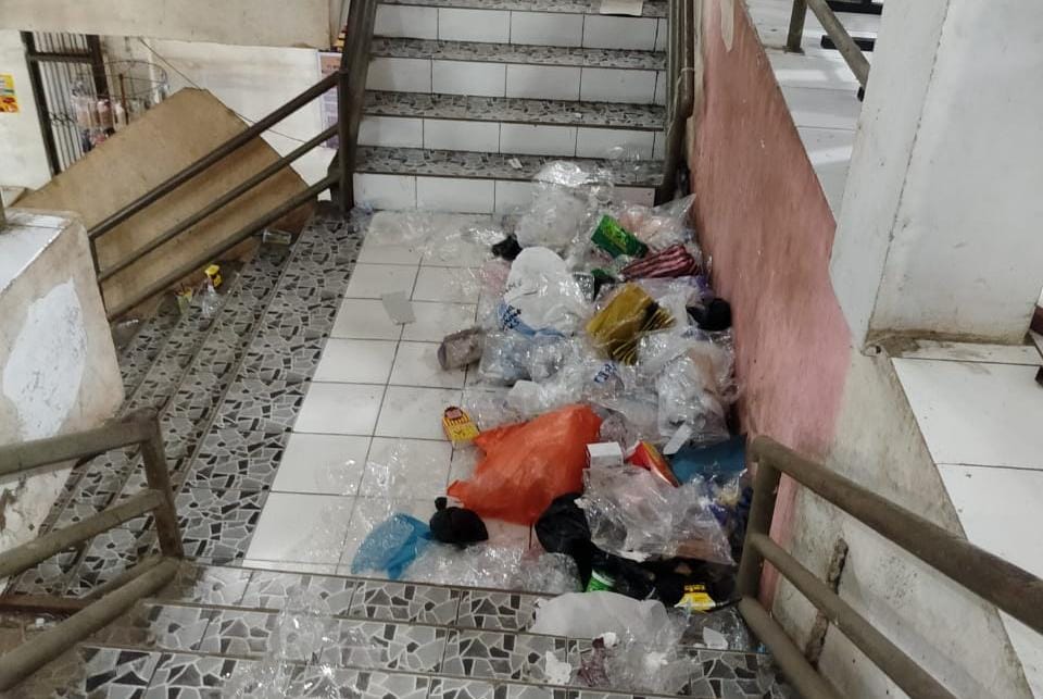 Sampah Ditumpuk Sembarangan di Pasar Sentral Pinrang, Warga Minta Pemerintah Beri Perhatian