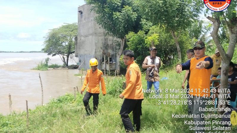 Bangunan Lantai Tiga Ambruk Tergerus Aliran Sungai Saddang Hilir