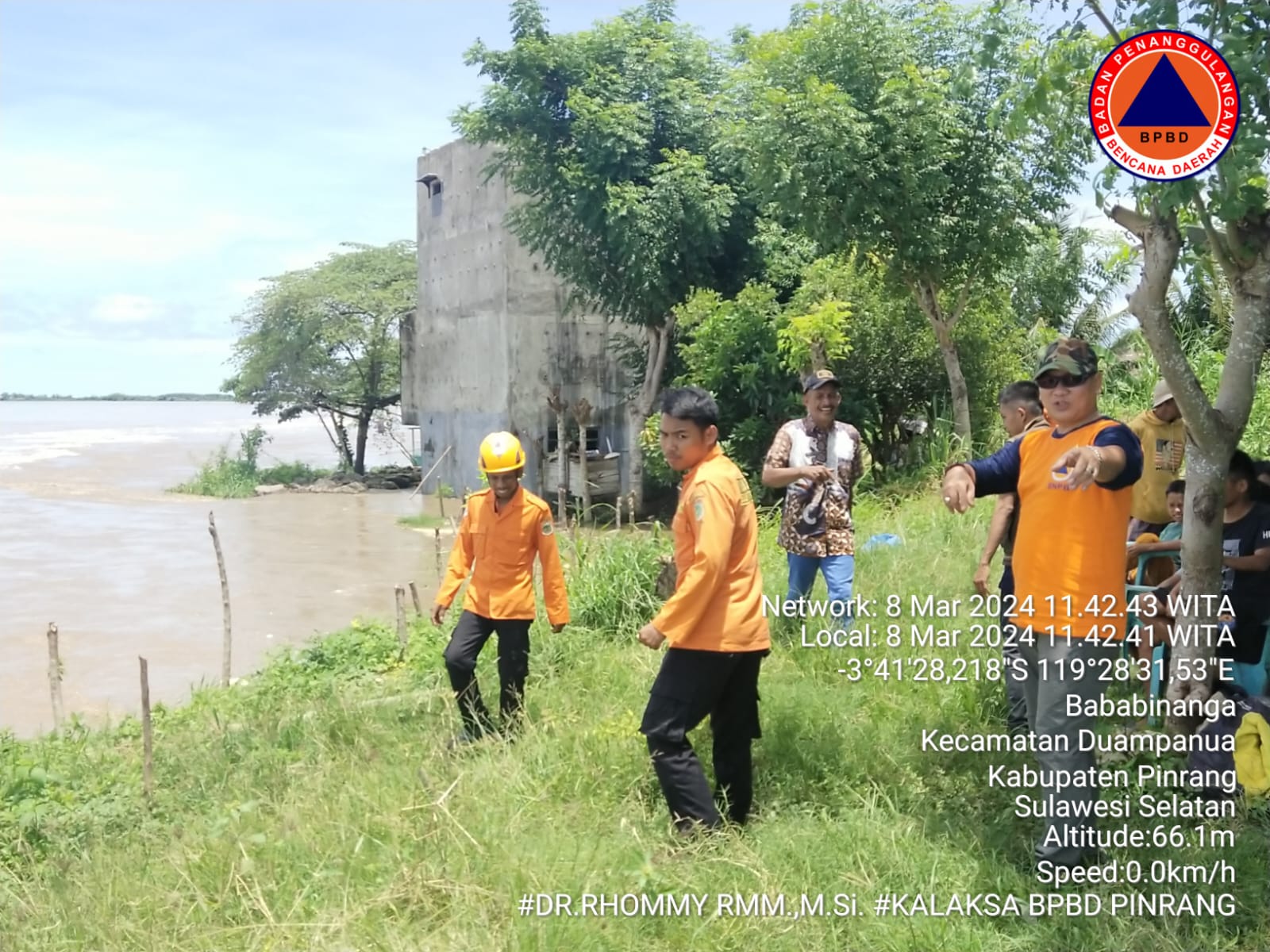 Bangunan Lantai Tiga Ambruk Tergerus Aliran Sungai Saddang Hilir