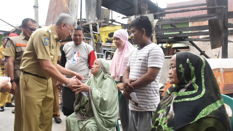 Bupati Pinrang Irwan Hamid Kunjungi Korban Kebakaran