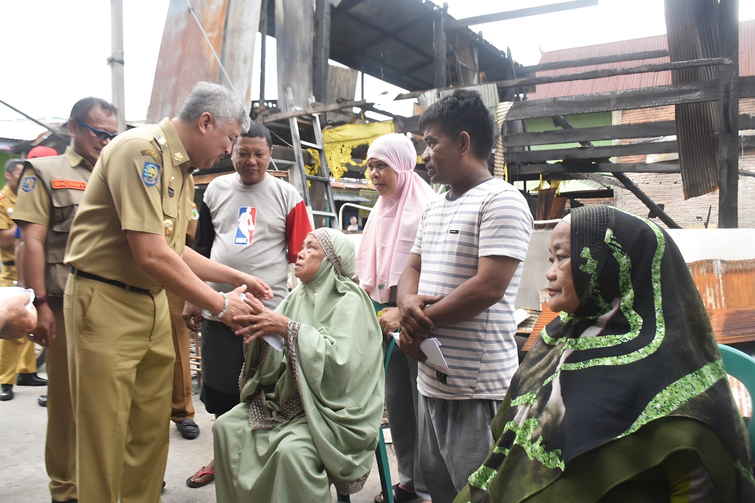 Bupati Pinrang Irwan Hamid Kunjungi Korban Kebakaran