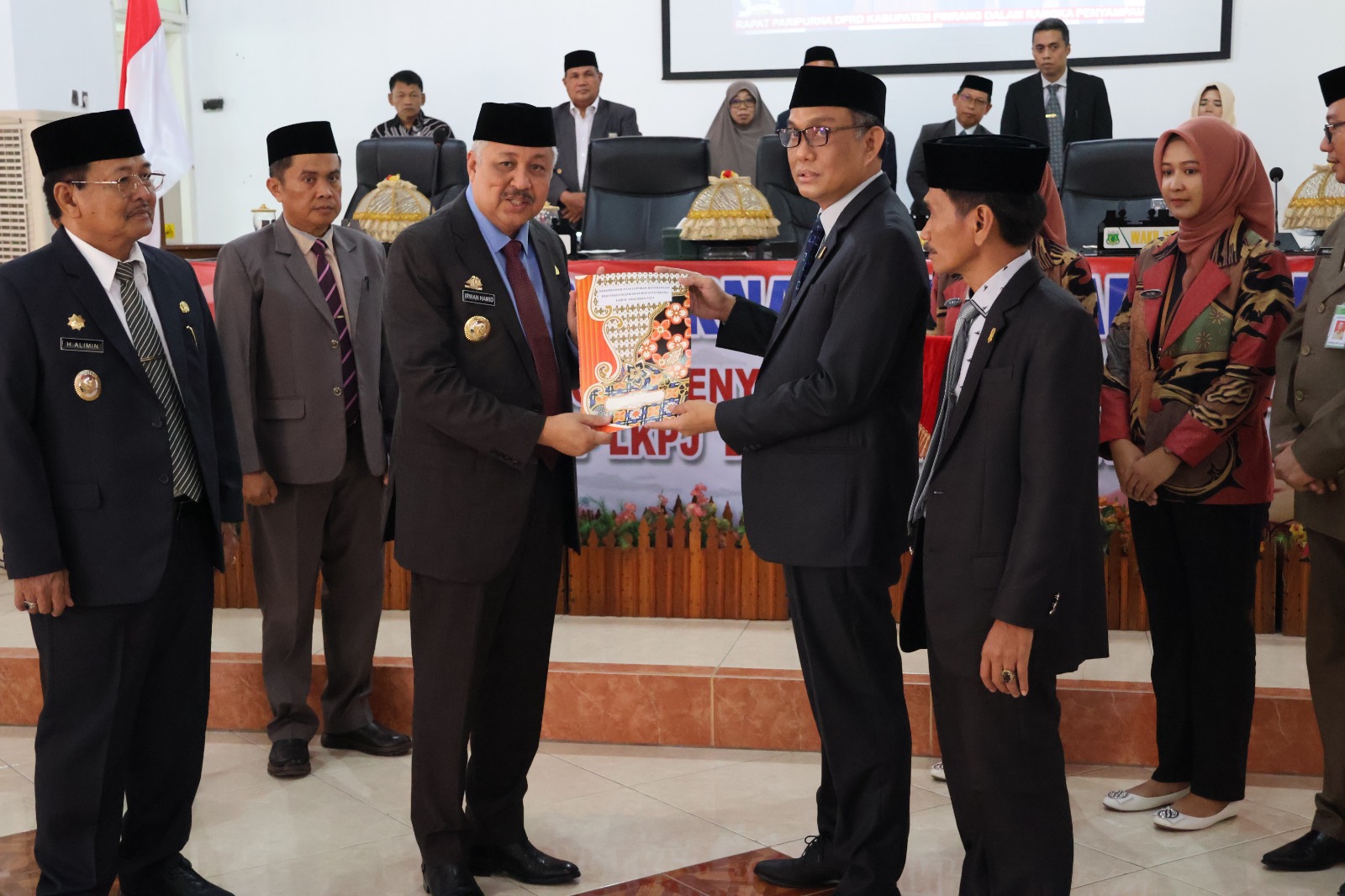 Bupati Pinrang dan Wabup Hadiri Rapat Paripurna LKPj 2023