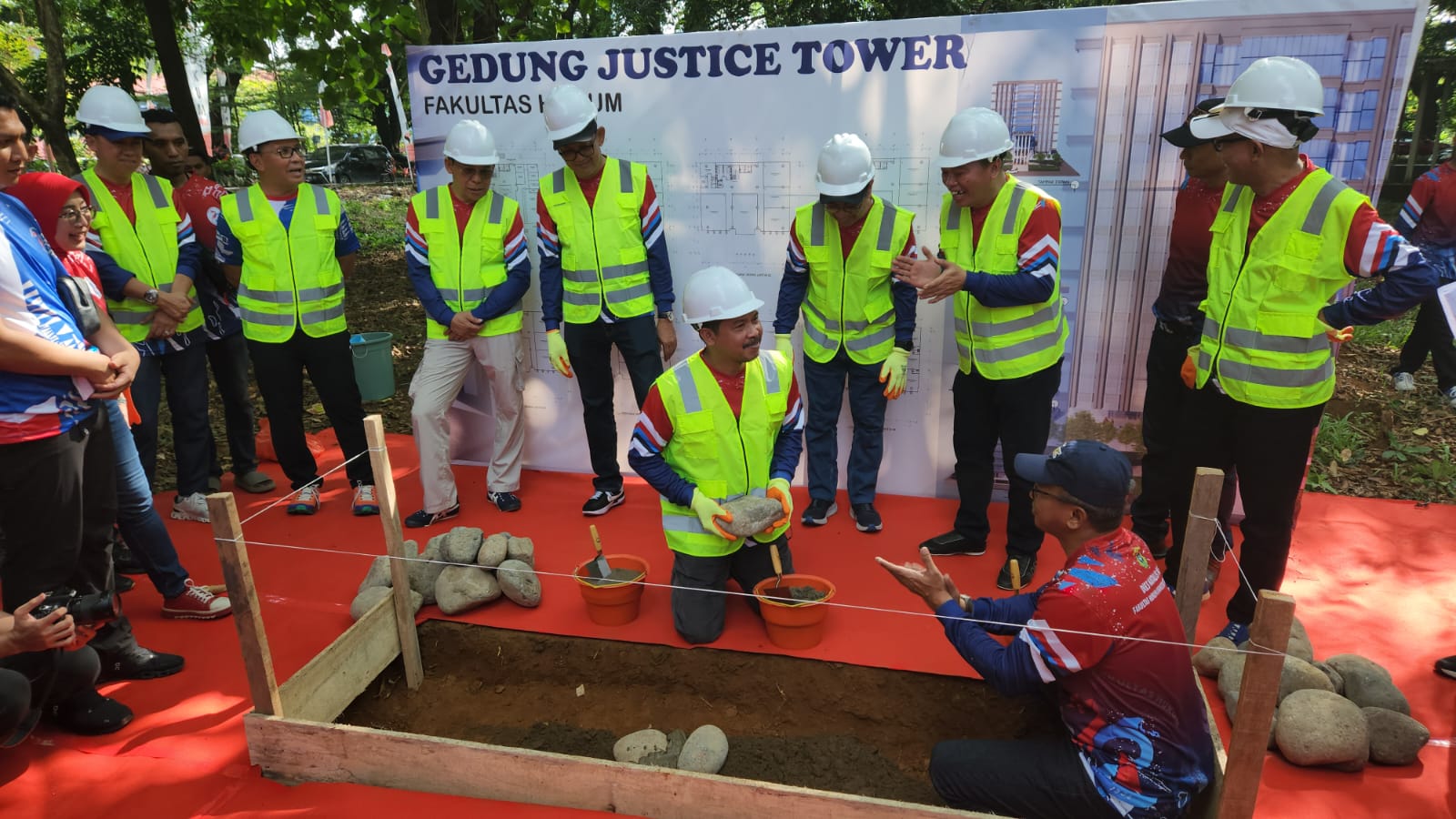 Kajati Sulsel Meletakkan Batu Pertama Pembangunan Justice Tower di Perayaan Dies Natalis Fakultas Hukum Unhas