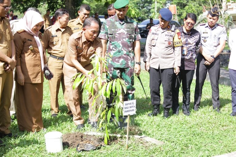 Peringati Hari Bumi ke 54 Tahun, Pemkot Parepare Tanam 2.500 Pohon