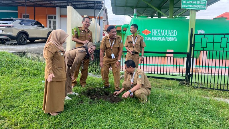 RSUD Andi Makkasau Parepare Peringati Hari Bumi Sedunia, Tanam 20 Bibit Mahoni dan 10 Ketapang Kencana