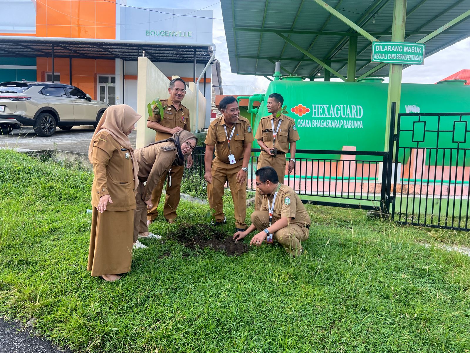 RSUD Andi Makkasau Parepare Peringati Hari Bumi Sedunia, Tanam 20 Bibit Mahoni dan 10 Ketapang Kencana