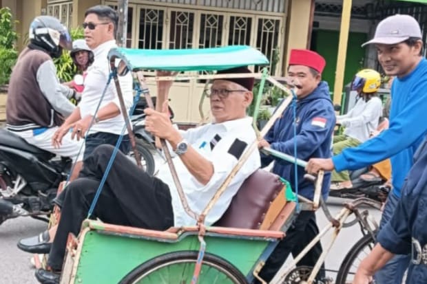 Naik Becak, Faisal Andi Sapada Kembalikan Formulir Pendaftaran Calon Walikota di PKS