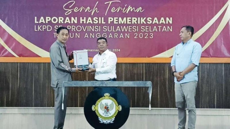 Pj Wali Kota bersama Wakil Ketua DPRD Terima Penghargaan Opini WTP Parepare dari BPK RI