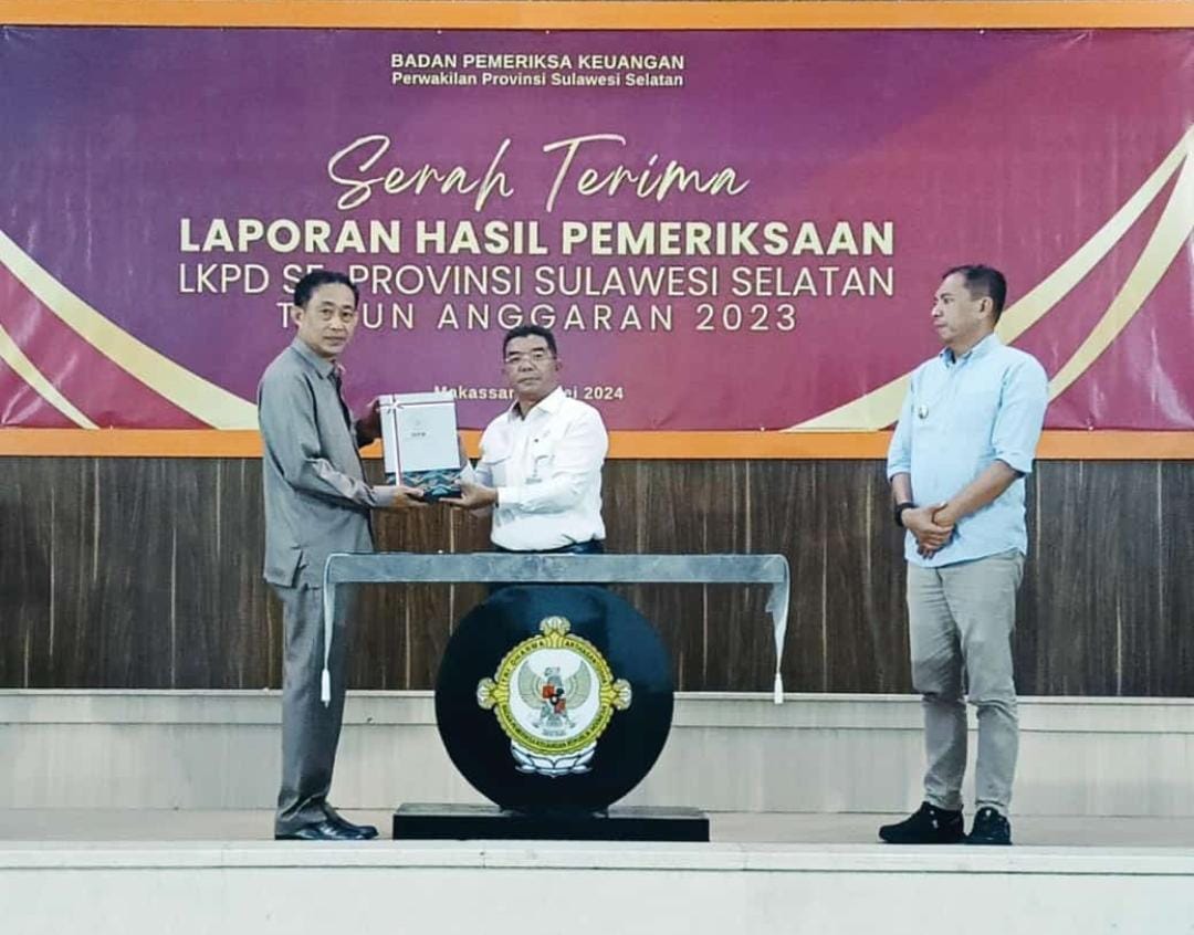 Pj Wali Kota bersama Wakil Ketua DPRD Terima Penghargaan Opini WTP Parepare dari BPK RI