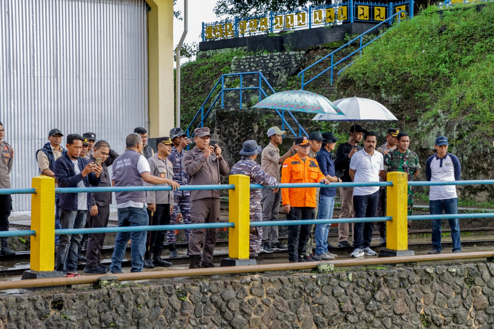 Kapolres Pinrang bersama Pj Bupati dan Forkopimda Tinjau Wilayah Terdampak Curah Hujan Tinggi
