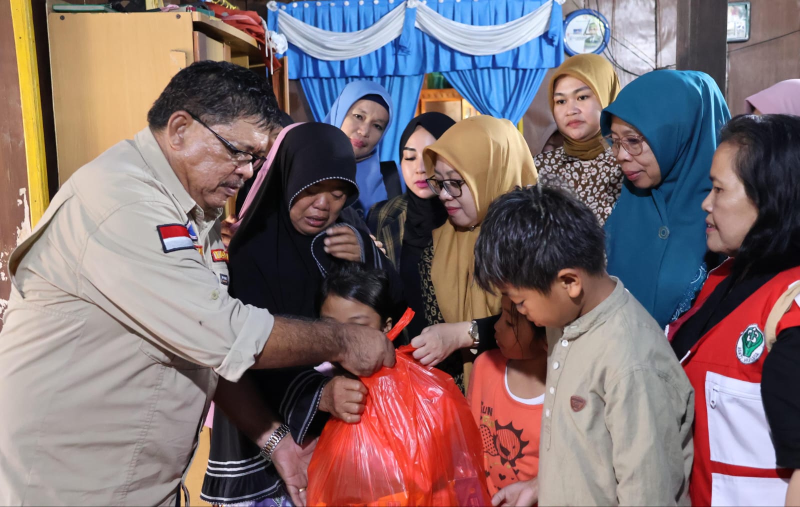 Pj Bupati Ahmadi Akil bersama Pemkab Pinrang Salurkan Langsung Bantuan Bencana di Lembang