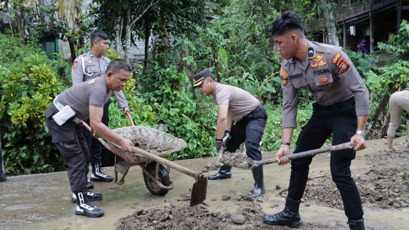 Pasca Banjir, Kapolres Pinrang bersama Personil Turun Langsung Bersihkan Sisa Material