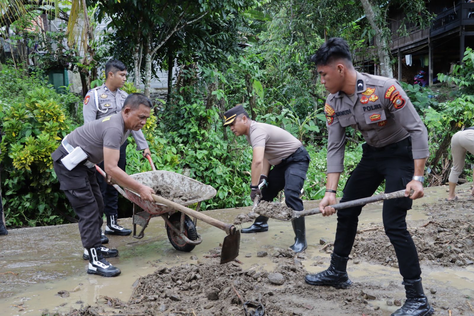 Pasca Banjir, Kapolres Pinrang bersama Personil Turun Langsung Bersihkan Sisa Material