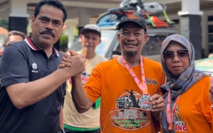 Pj Bupati Ahmadi Akil Sambut Kedatangan para Off-road Kabupaten Pinrang dan Lakukan Pengalungan Medali