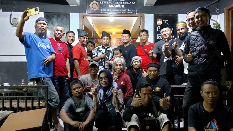 TSM Dapat Hadiah Passapu dan Badik dari Lembaga Penggiat Budaya