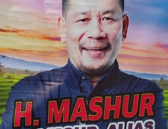 Banners Bakal Calon Bupati Sidrap Haji Mashur Bertaburan di Kecamatan Maritengngae