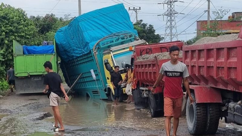 Tak Kunjung Mulai Dikerjakan, Kembali Truk Terjebak di Tengah Jalan Lingkar