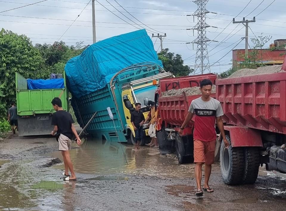 Tak Kunjung Mulai Dikerjakan, Kembali Truk Terjebak di Tengah Jalan Lingkar