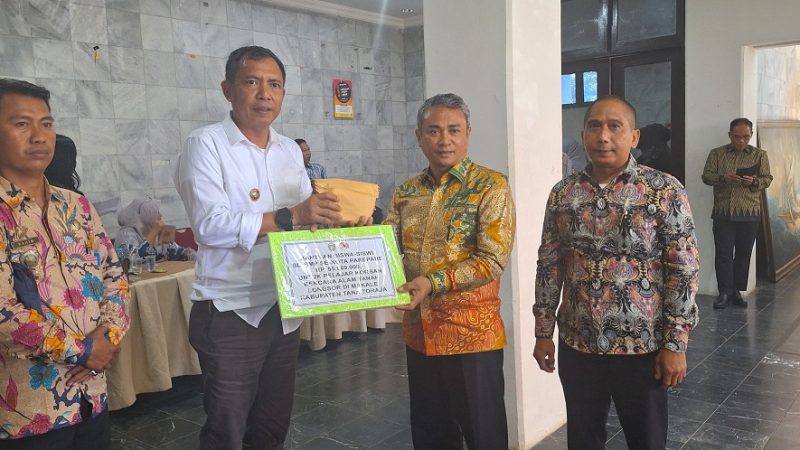 Momentum Hardiknas, Akbar Ali Serahkan Bantuan Inisiasi Pelajar SD dan SMP Parepare untuk Korban Longsor di Tana Toraja