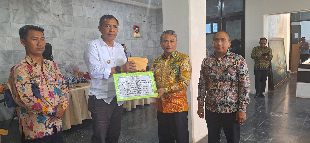 Momentum Hardiknas, Akbar Ali Serahkan Bantuan Inisiasi Pelajar SD dan SMP Parepare untuk Korban Longsor di Tana Toraja