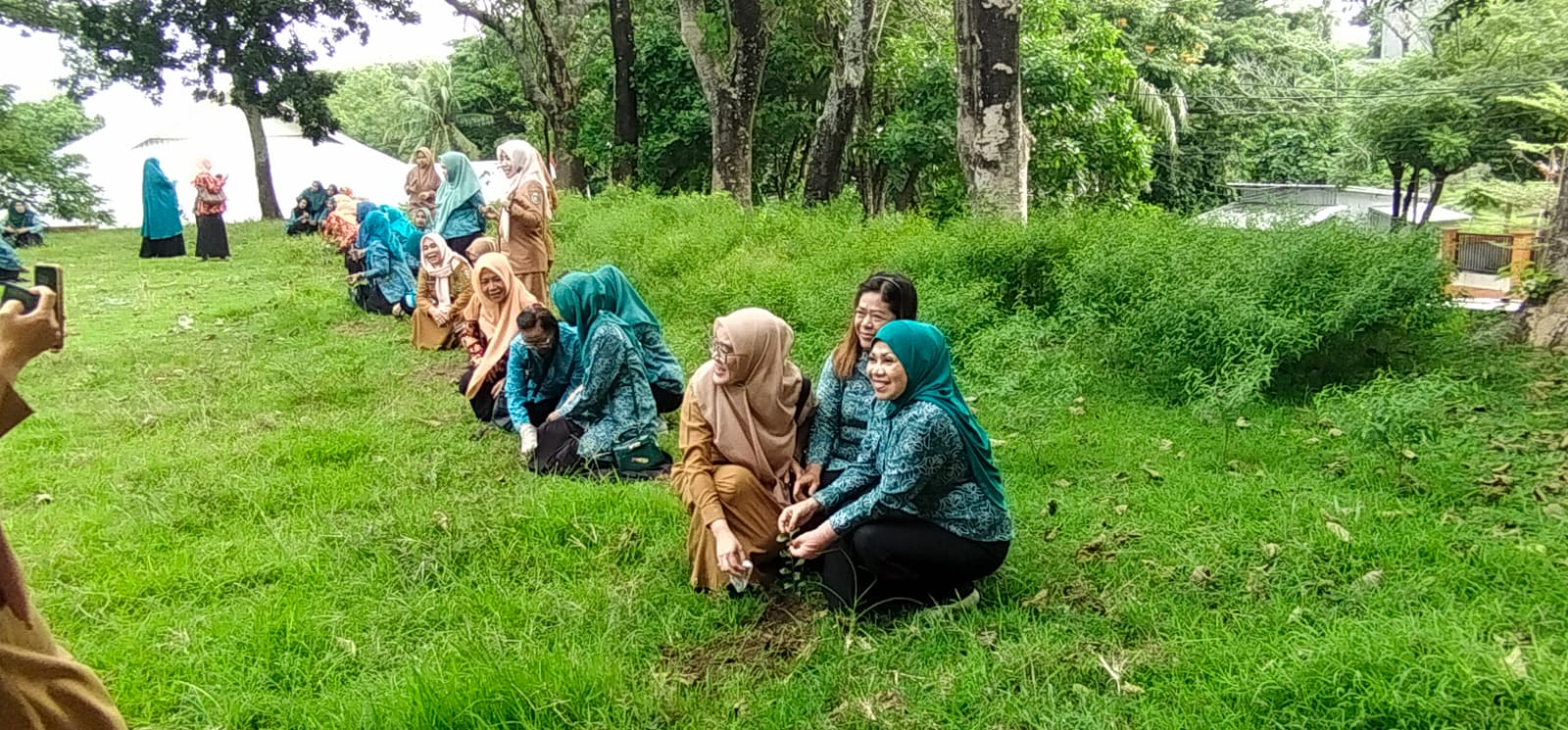 Peringati Hari Bumi, PKK Parepare Tanam Pohon di Lapangan Upacara Kota