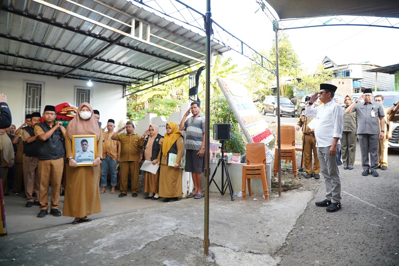 Parepare Berduka, Pj Wali Kota Akbar Ali Pimpin Upacara Pelepasan Almarhum hingga Kemudikan Mobil Jenazah ke Pemakaman