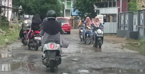 Tokoh Pemuda Patampanua Tagih Janji Dinas PU Pinrang soal Perbaikan Jalan di Depan Kantor Camat