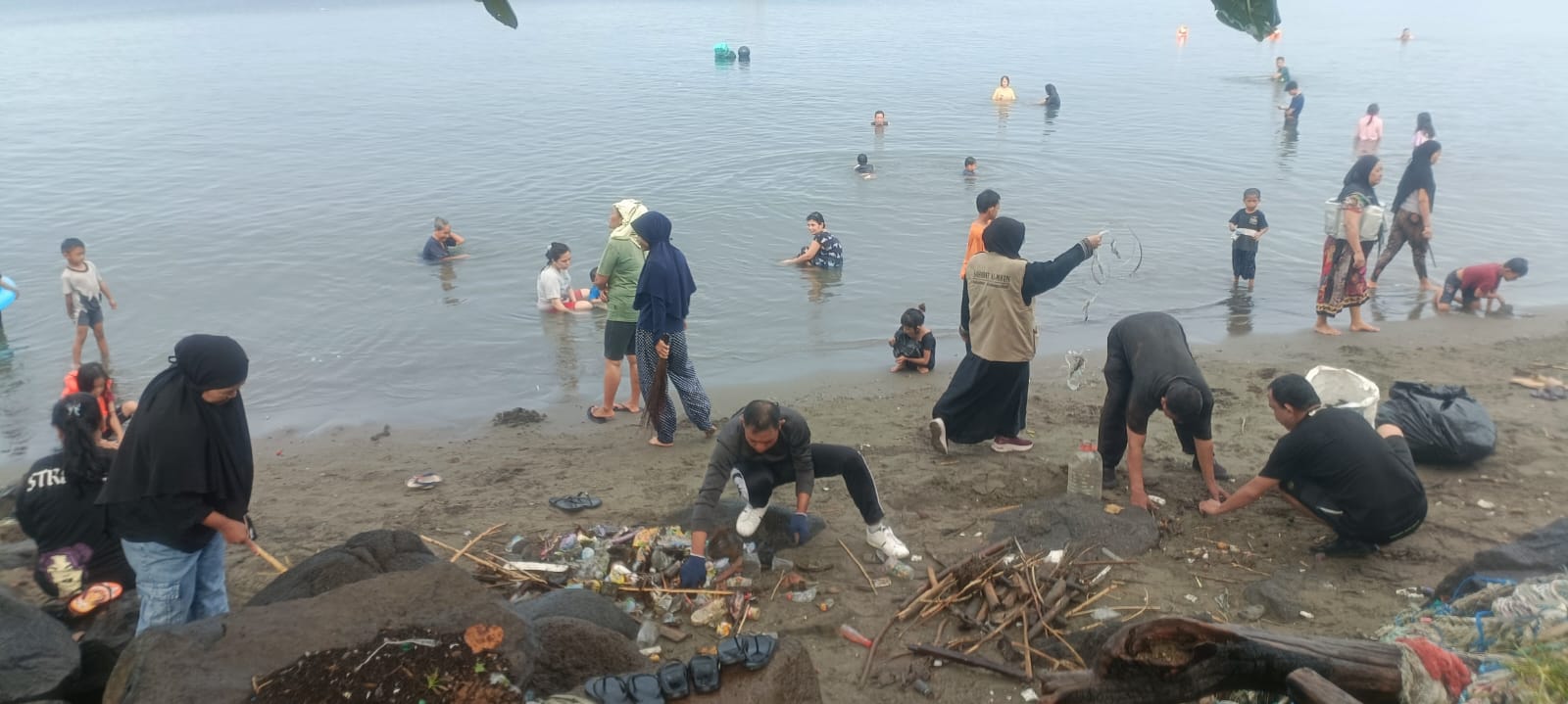 Sambut Hari Lingkungan Sedunia, Lingkar Hijau Tanam Pohon dan Bersihkan Pantai Mattirotasi