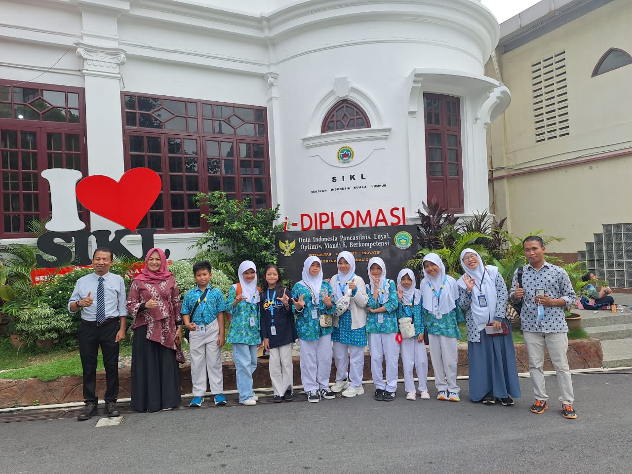 Cara Unik Kepsek Lazuardi Ibnu Sina Kendari Terapkan Metode Belajar Sambil Field Trip Luar Negeri