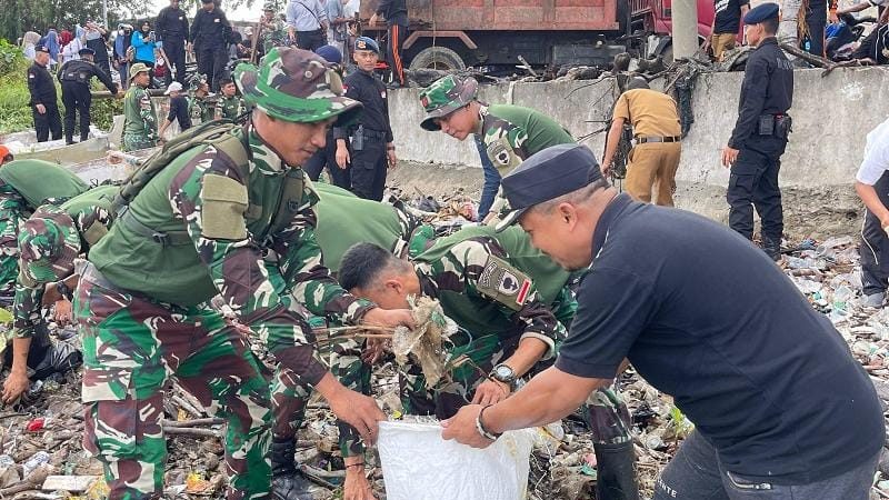 Hari Lingkungan Hidup Sedunia, Pemkot Parepare Sinergi TNI-Polri dan Masyarakat Bersihkan Pantai