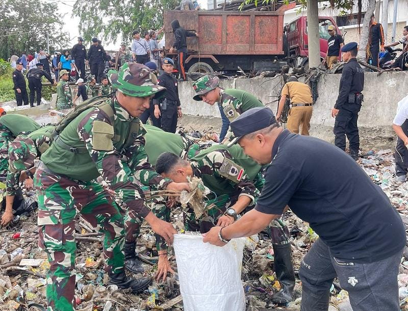 Hari Lingkungan Hidup Sedunia, Pemkot Parepare Sinergi TNI-Polri dan Masyarakat Bersihkan Pantai