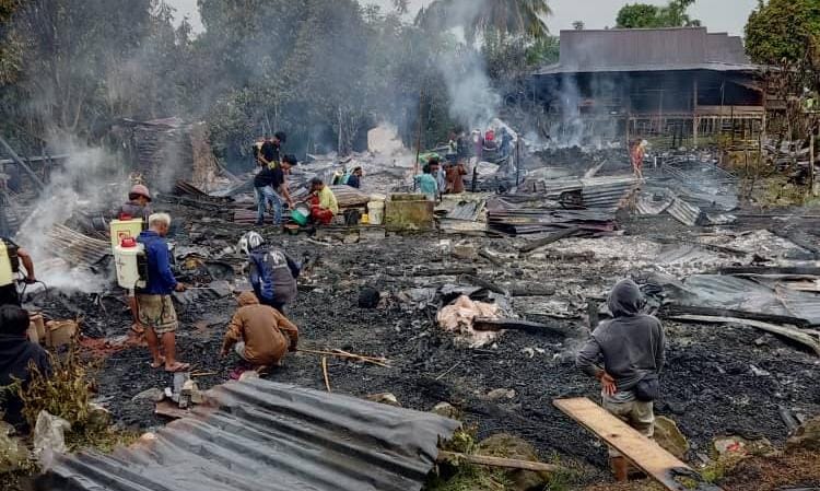 Si Jago Merah Mengamuk di Kampung Buttu, Lalap Tiga Rumah beserta Isinya