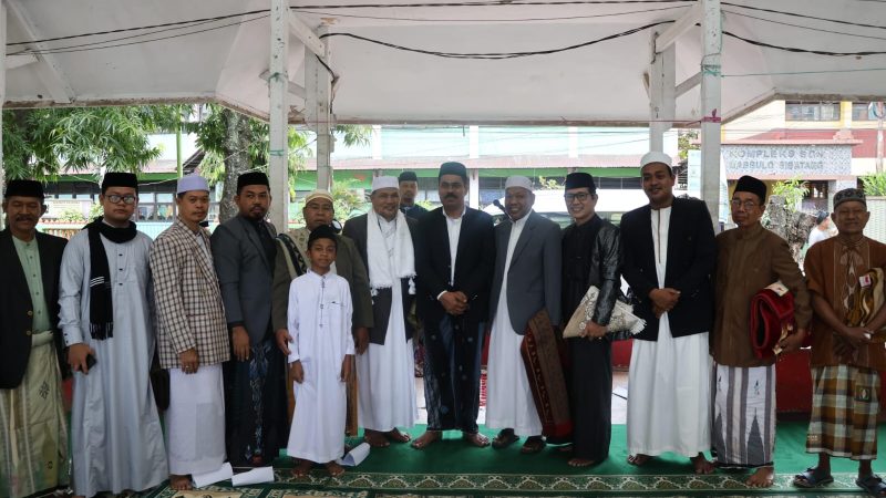 Pj Bupati Ahmadi Akil bersama Masyarakat Pinrang Laksanakan Salat Iduladha di Lapangan Lasinrang