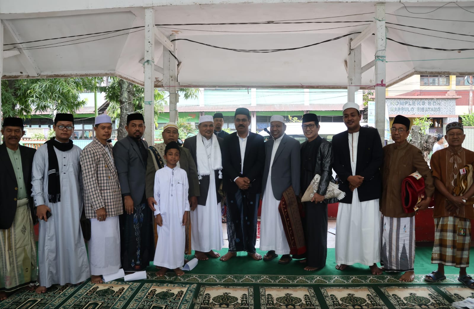 Pj Bupati Ahmadi Akil bersama Masyarakat Pinrang Laksanakan Salat Iduladha di Lapangan Lasinrang