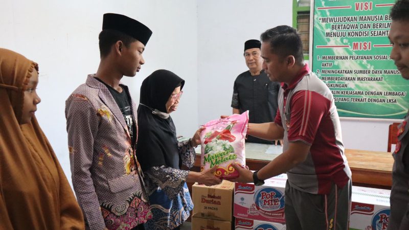 Jumat Curhat di Panti Asuhan Muslimat NU, Kapolres Pinrang Bagikan Paket Sembako ke Anak Yatim