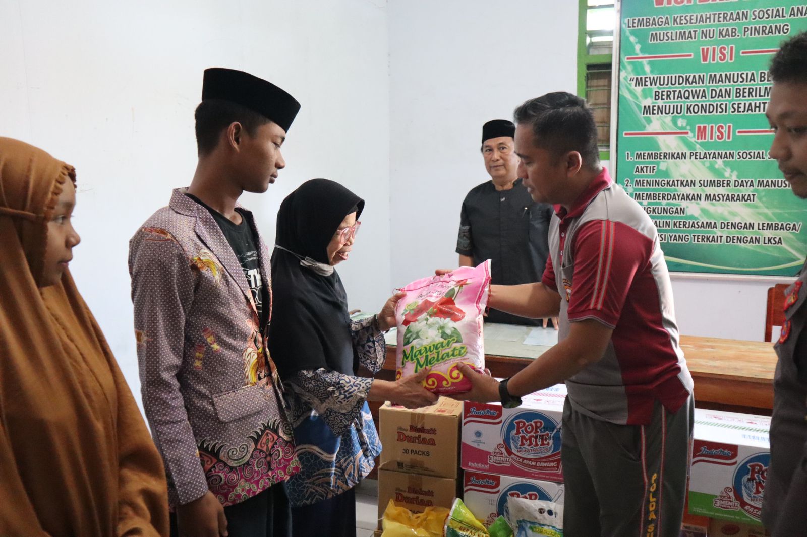 Jumat Curhat di Panti Asuhan Muslimat NU, Kapolres Pinrang Bagikan Paket Sembako ke Anak Yatim