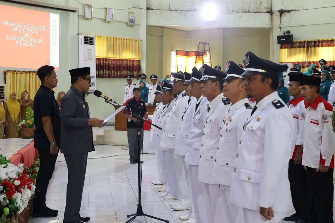 Pj Bupati Pinrang Kukuhkan Sejumlah Kades dan Anggota Bamus Desa