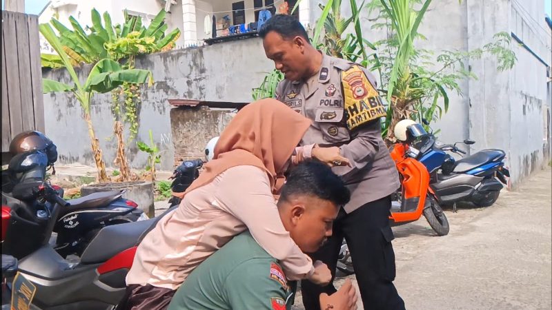 Penyandang Disabilitas Digendong TNI-Polri ke Lokasi Pemberian Bantuan Baksos