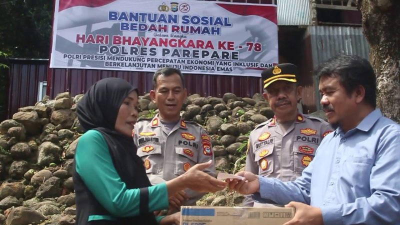 Warga Menangis Dapat Bantuan Bedah Rumah dari Polres Parepare