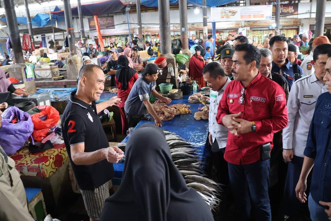 Upaya Tingkatkan Ekonomi Pinrang, Pj Bupati Ahmadi Akil Komitmen Beri Solusi Masalah Pedagang di Pasar Sentral