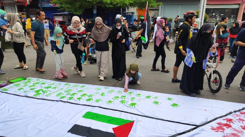 Relawan Makassar Peduli Ajak Masyarakat Bantu Palestina di Kawasan CFD Boulevard