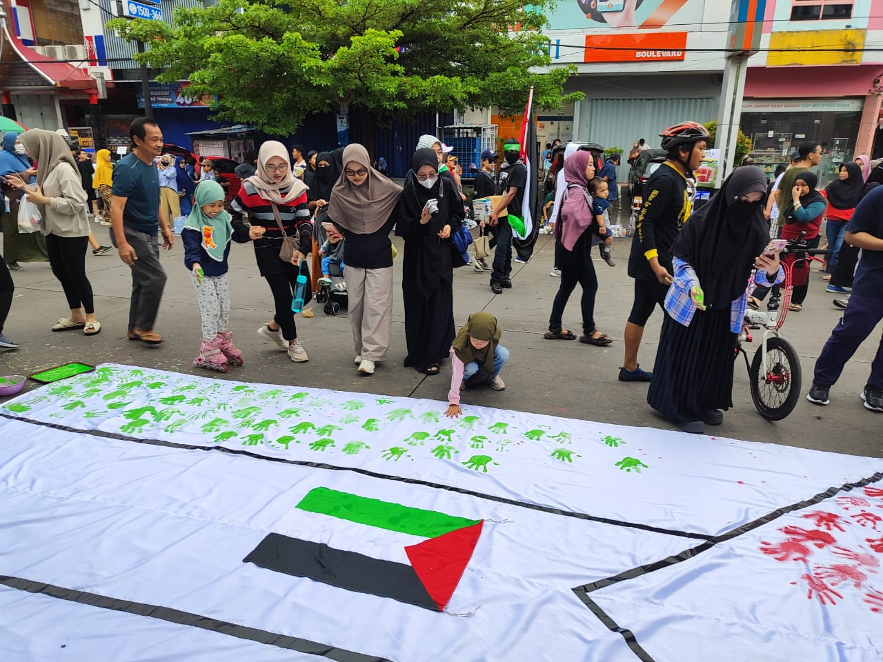 Relawan Makassar Peduli Ajak Masyarakat Bantu Palestina di Kawasan CFD Boulevard