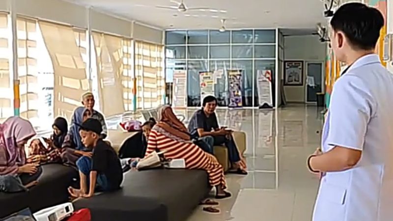 Coast Unhas Beri Edukasi Demam Reumatik di Ruang Tunggu Klinik RSUD Andi Makkasau