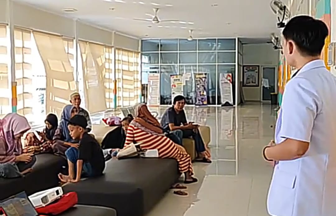 Coast Unhas Beri Edukasi Demam Reumatik di Ruang Tunggu Klinik RSUD Andi Makkasau