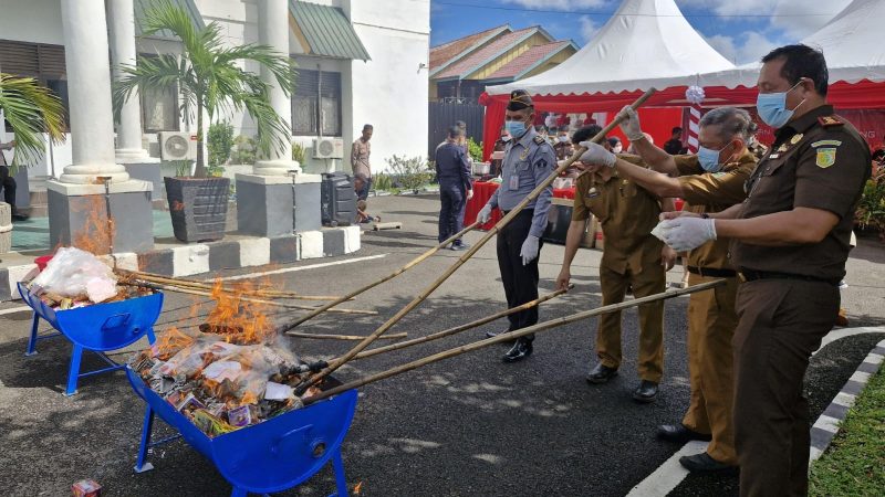 Kejari Pinrang Musnahkan Barang Bukti dari 40 Kasus Selesai Ditangani Tahun Ini