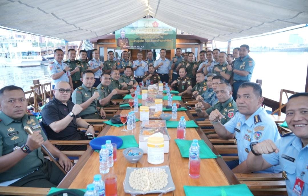 Kajati Sulsel Bincang Sore di Atas Kapal Phinisi, Bahas Sosialisasi Nita Kesepahaman Kejaksaan dan TNI