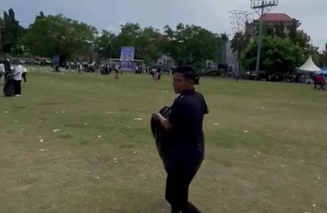 Jalan Sehat TSM Day Selesai, Panpel Inisiatif Bersihkan Sampah yang Berserakan