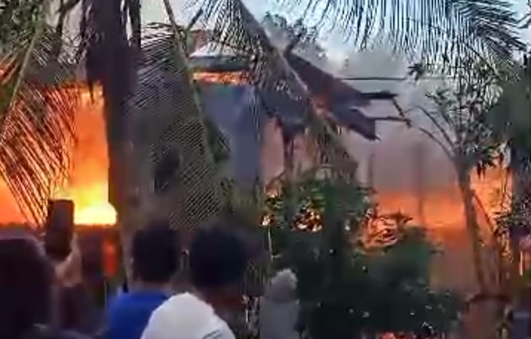 Dua Rumah Panggung di Pemukiman Padat Penduduk di Pinrang Ludes Terbakar