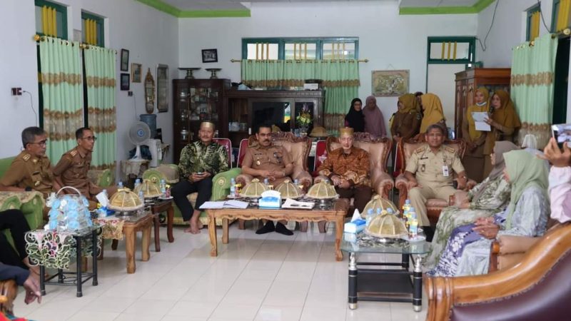 Pj Bupati Ahmadi Akil Silaturahmi dengan Addatuang Sawitto di Saoraja